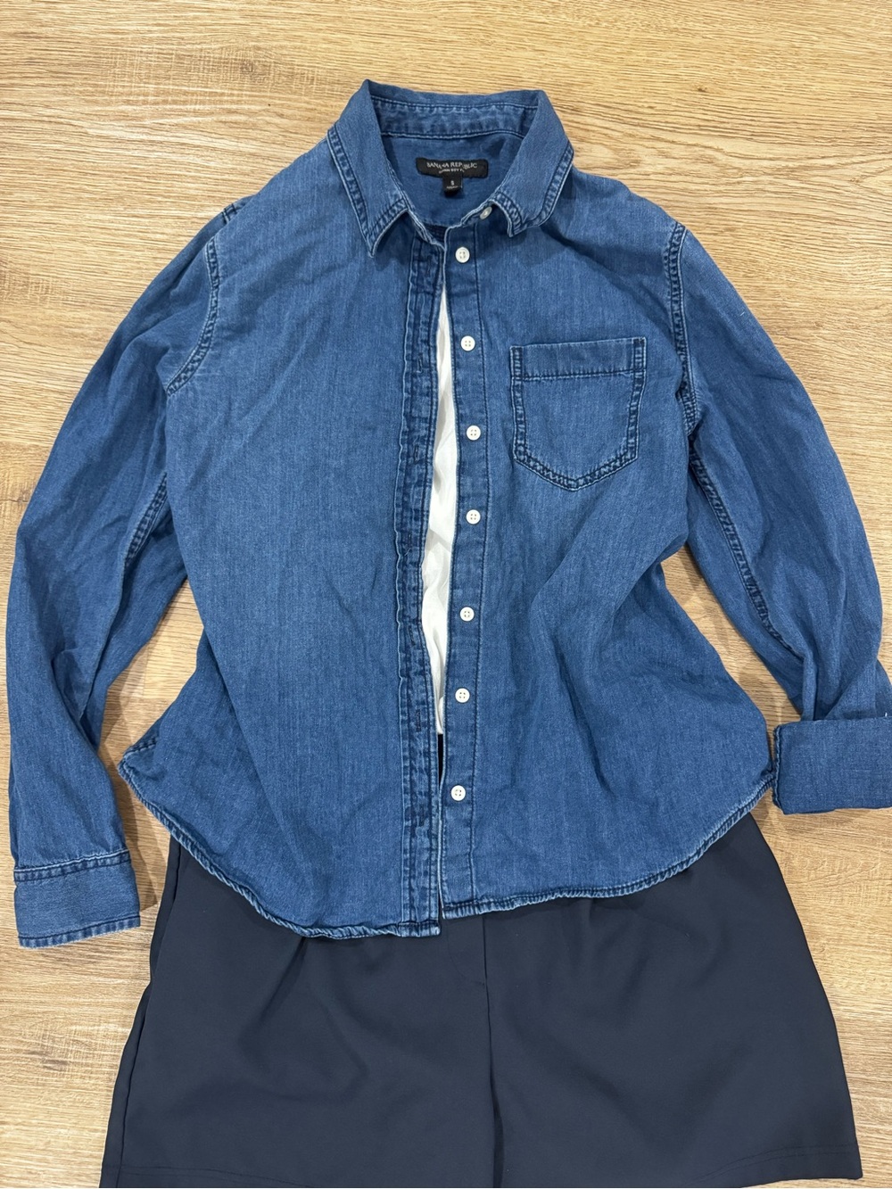 Banana Republic | Women’s Denim Long Sleeve Button Down | Quinn Boy Fit | Small
